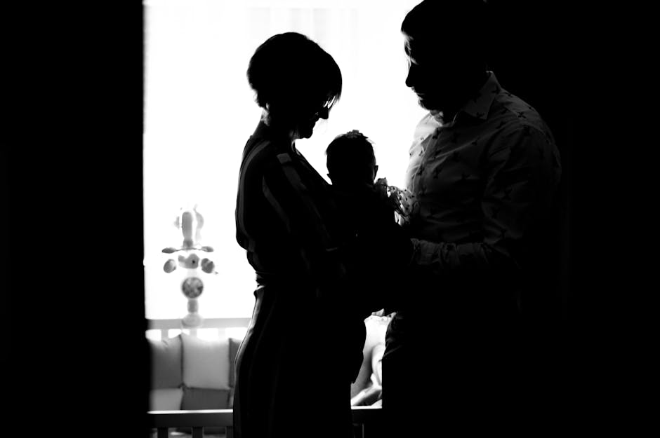 Silhouette di due padri e una madre con il loro bambino, simbolo di genitorialità plurima e inclusione familiare a Bari.