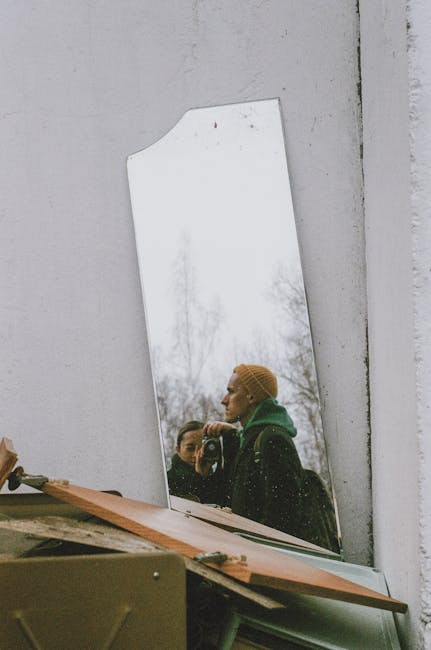 Riflesso in uno specchio: metafora visiva per un ambiente collaborativo unico e la sua creazione, persone che lavorano insieme.