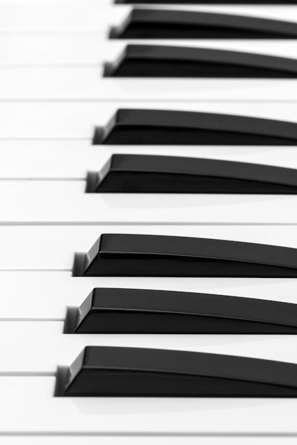 Tasti di pianoforte in bianco e nero che simboleggiano l'equilibrio tra potenza e controllo, concetti chiave nel rapporto peso-potenza.