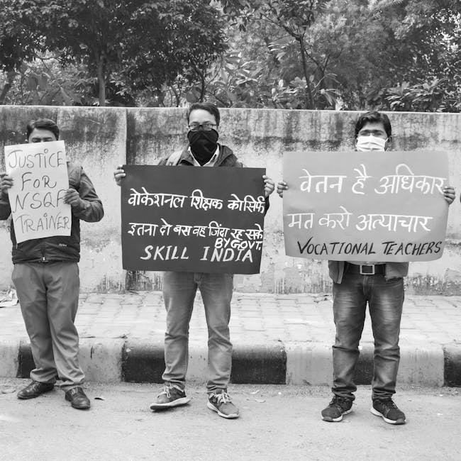 Docenti indiani protestano per il diritto alla retribuzione e alla conoscenza delle accuse, in relazione al diritto di difesa.