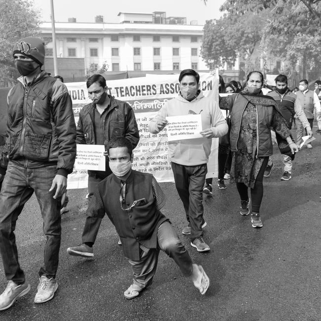 Manifestazione di docenti con cartelli che chiedono tutele e denunciano aggressioni, in linea con le proposte del Comitato Nazionale Docenti.