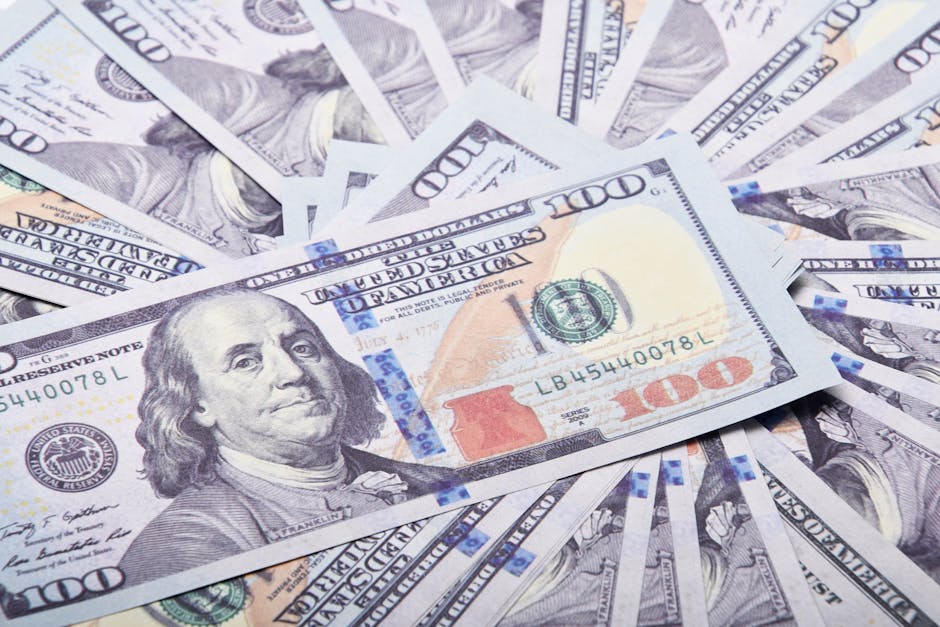 Banconote da 100 dollari USA per illustrare la conversione 100 cl in litri e il valore associato alla quantità.