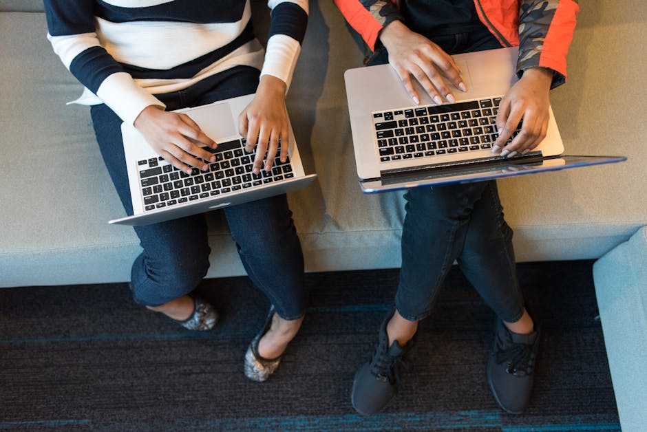 Collaborazione e pensiero prolungato con Claude Opus 4.6: due persone lavorano su laptop, simbolo di innovazione e sicurezza informatica.