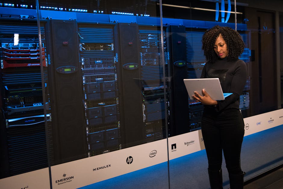 Data center USA: ingegnera verifica server con tablet, focus sostenibilità Big Tech e amministrazione per efficienza energetica