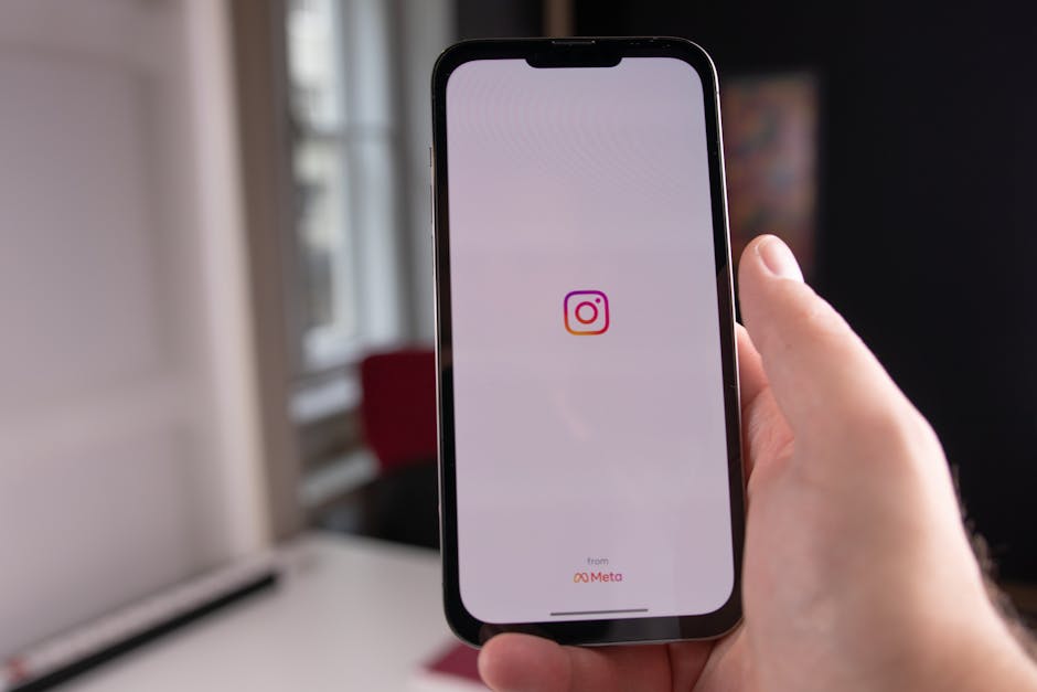 Smartphone con logo Instagram e scritta Meta, concetto di AI per gestione social post-mortem e presenza digitale continua.