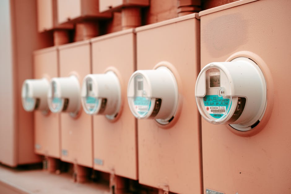 Contatori elettrici multipli per misurare il consumo energetico e ottimizzare le spese, dettaglio dei dispositivi di misurazione