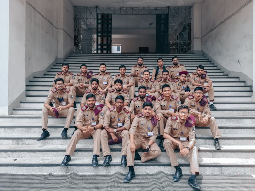 Allievi Ufficiali dell'Accademia della Guardia di Finanza in posa sui gradini: formazione d'eccellenza e future opportunità di carriera.