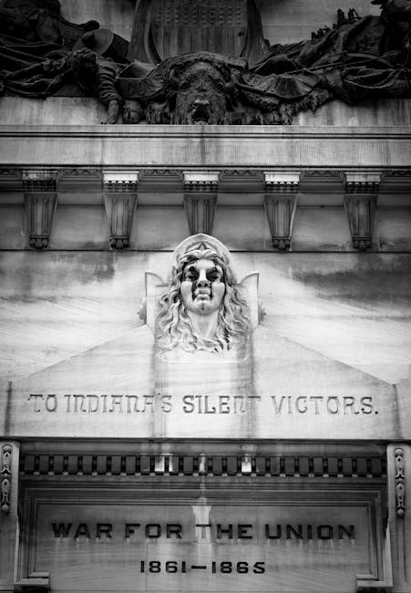 Monumento ai caduti dell'Indiana nella Guerra Civile Americana 1861-1865 con scultura e iscrizione ai 'vincitori silenziosi'.