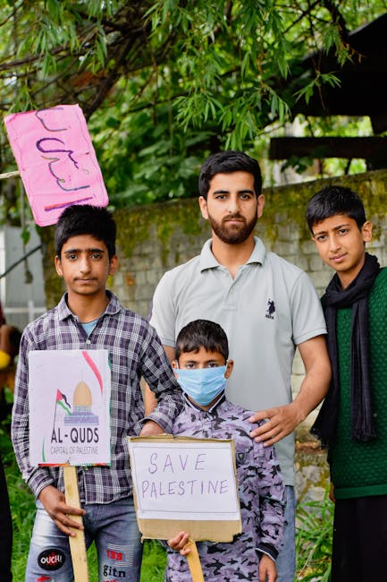 Giovani manifestanti con cartelli pro Palestina: espressione emotiva e impegno sociale per la causa palestinese.