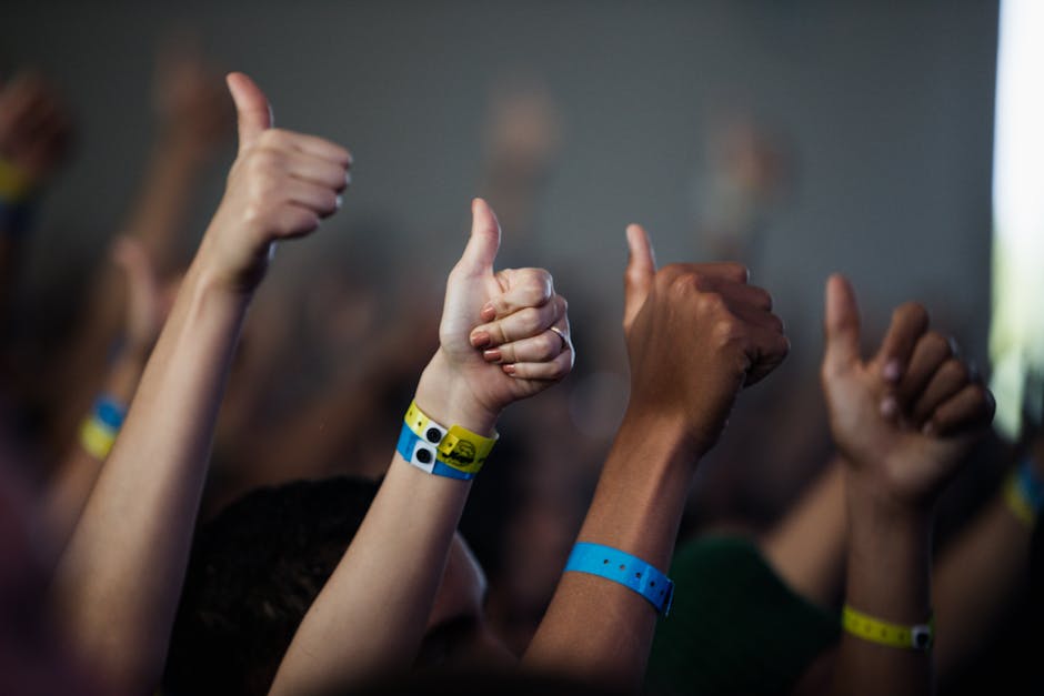 Persone che esprimono approvazione con il pollice in su, simbolo di consenso e partecipazione attiva negli organi collegiali.