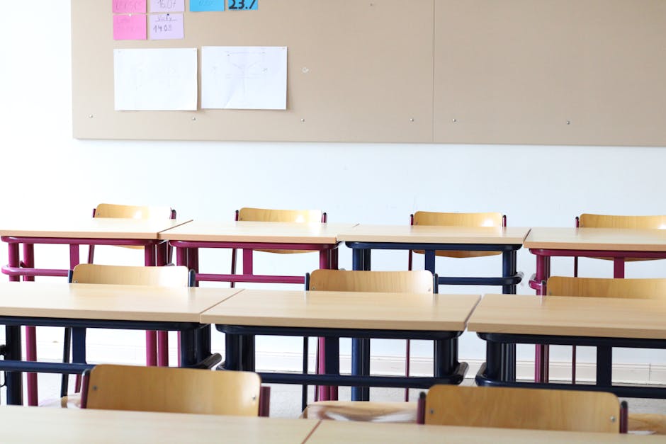 Aula scolastica vuota preparata per le prove INVALSI 2026 primaria e secondaria, banchi e sedie allineati in attesa degli studenti.