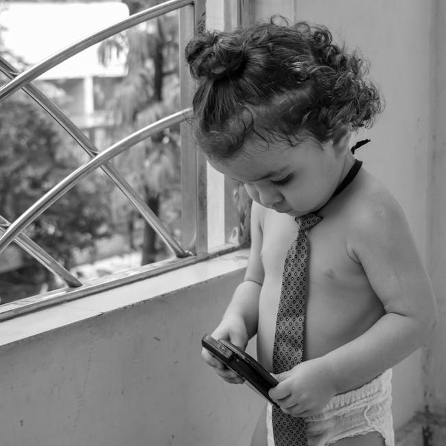 Bambino serio con cravatta gioca con un telefono vintage, sviluppo emotivo e apprendimento attraverso il gioco unico e personalizzato.