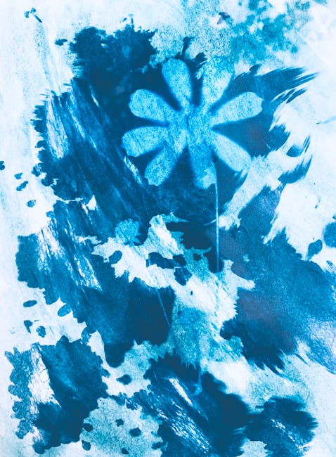 Pittura astratta blu con motivo floreale, espressione artistica unica per il nuovo paradigma creativo nell'arte contemporanea.