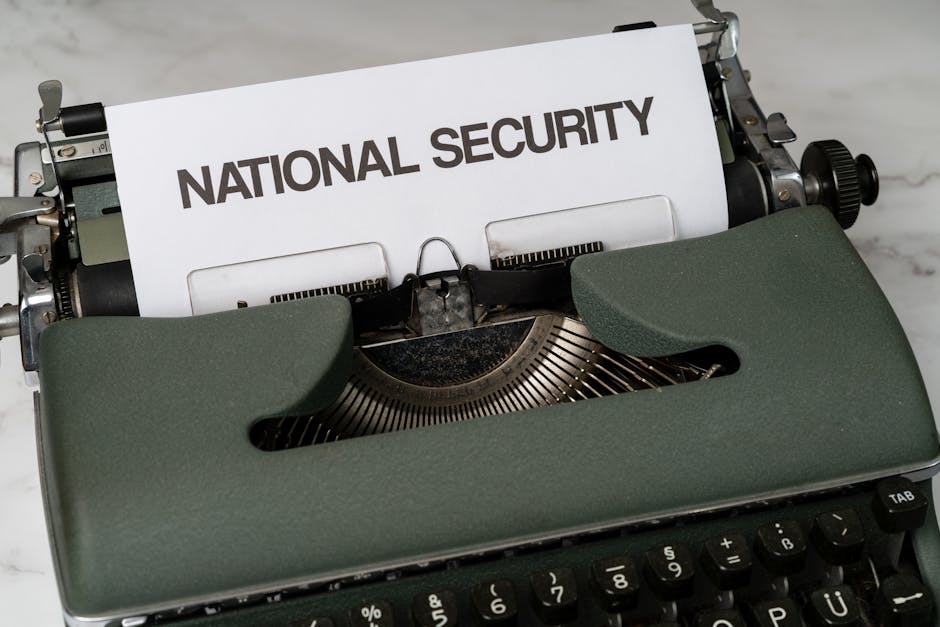Macchina da scrivere vintage con foglio 'National Security' per articolo sulle nuove Indicazioni Nazionali e sicurezza scolastica.