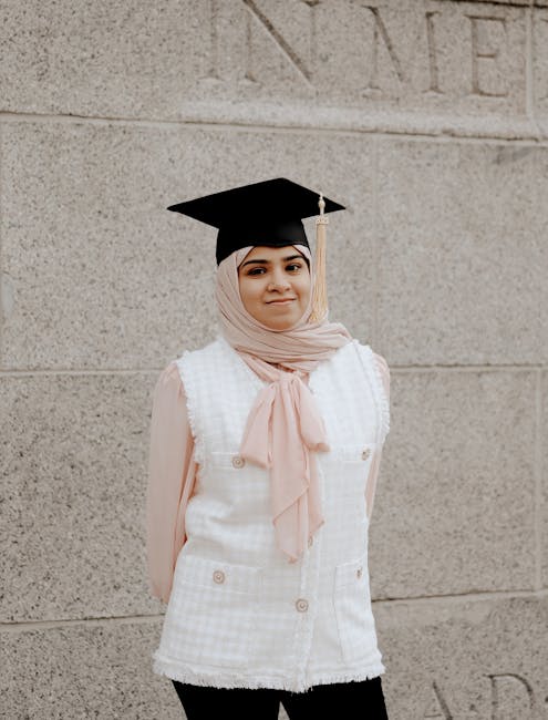 Laureata con hijab e tocco: simbolo di successo nell'educazione multiculturale e inclusiva per un futuro brillante.