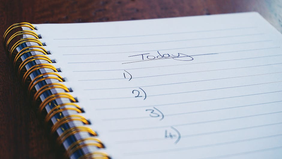 Agenda scolastica con la scritta Today e numeri da 1 a 4, promemoria per contrastare l'abbandono scolastico in Italia.