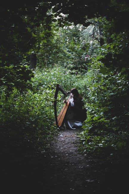 Donna che suona l'arpa in un bosco verdeggiante, evocando la potenza emotiva e culturale della musica in natura.