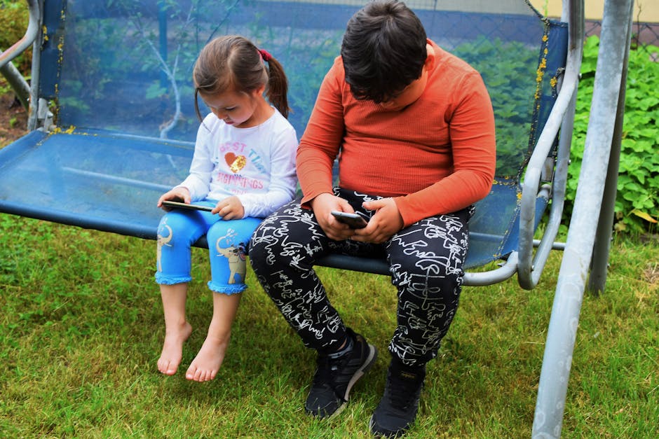 Bambini distratti dagli smartphone sull'altalena: rischio dipendenza e isolamento, l'allarme di Valditara sull'educazione familiare.