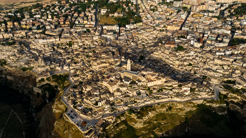 Vista aerea dei Sassi di Matera, con la cattedrale in primo piano, che illustra la densità abitativa e la conformazione urbana della città, sfondo per l'analisi delle cattedre in Basilicata 2026/2027.