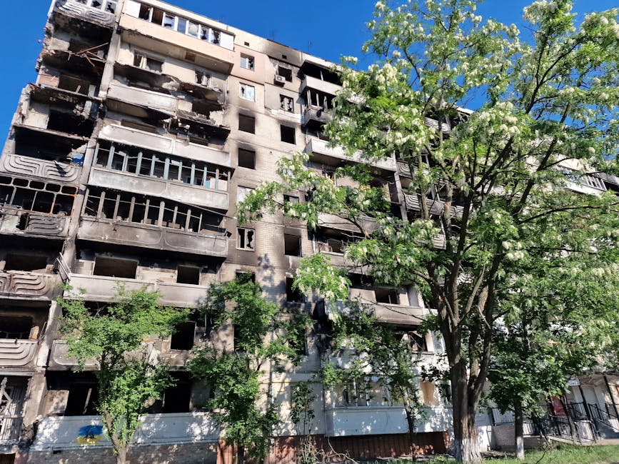Edificio residenziale distrutto dalla guerra in Ucraina simbolo di resilienza e continuità organizzativa nonostante le avversità