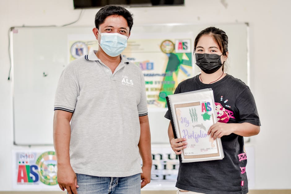 Docenti con mascherina presentano portfolio scolastico: esempio di portfolio efficace e convincente per la valutazione professionale.