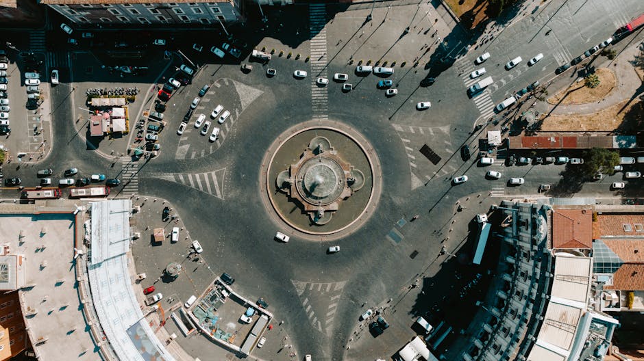 Vista aerea di Piazza Vittorio Emanuele II a Roma, con traffico e fontana centrale, utile per articolo su abbonamenti ATAC studenti.