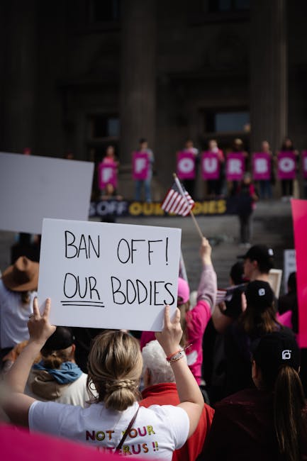 Manifestazione per i diritti riproduttivi con cartelli e slogan contro il blocco dei social media per i minori in Indonesia.