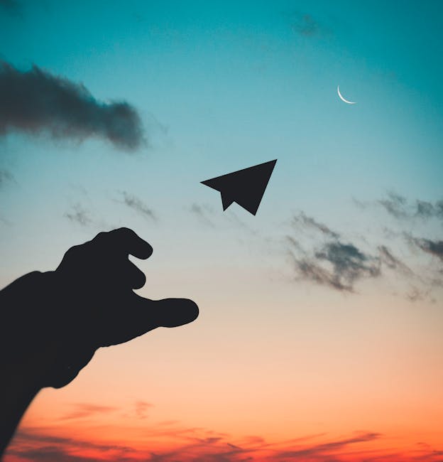 Aereo di carta lanciato verso il cielo al tramonto, metafora della poesia e dell'analisi de La Sera Fiesolana, sogni e aspirazioni.