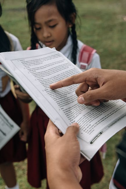 Docente mostra registro presenze a studentessa: guida pratica per segreteria e docenti sulla gestione dei ritardi scolastici.