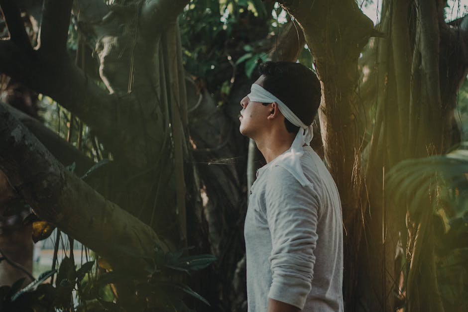 Uomo bendato in un bosco, metafora della cecità di fronte alla saggezza latina nelle opere di Conte. Esplorando la Letteratura Latina.