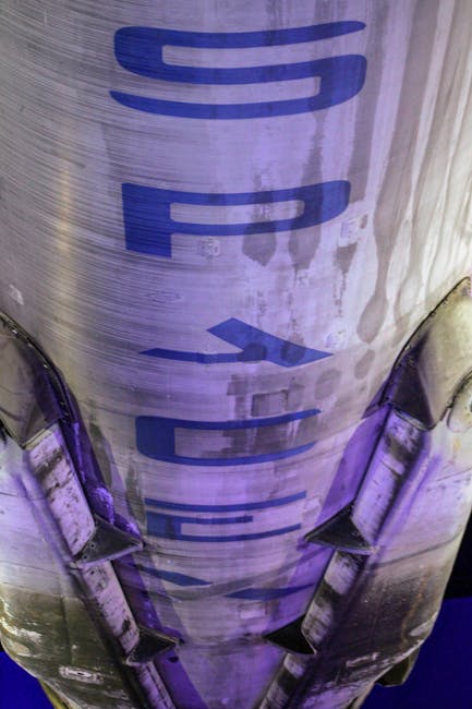 Dettaglio del razzo SpaceX con logo blu, simbolo dell'innovazione di Elon Musk per data center spaziali e fusione con xAI.