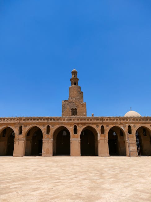 Moschea di Ibn Tulun al Cairo Egitto con minareto a spirale e porticato ad archi per schede di storia dell'arte e cultura