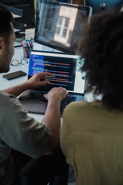 Sviluppo curricolare: studenti collaborano al codice su un laptop, promuovendo un apprendimento condiviso e personalizzato.