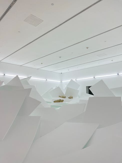 Installazione artistica con angoli geometrici bianchi in spazio luminoso, esempio di progettazione spaziale innovativa e minimalista