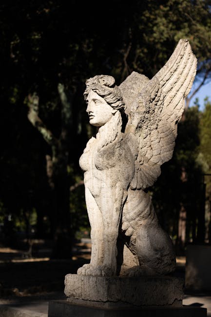 Statua di sfinge al parco, simbolo di cultura e conoscenza, in riferimento all'impegno di Maria Sole Agnelli per l'istruzione e l'arte.
