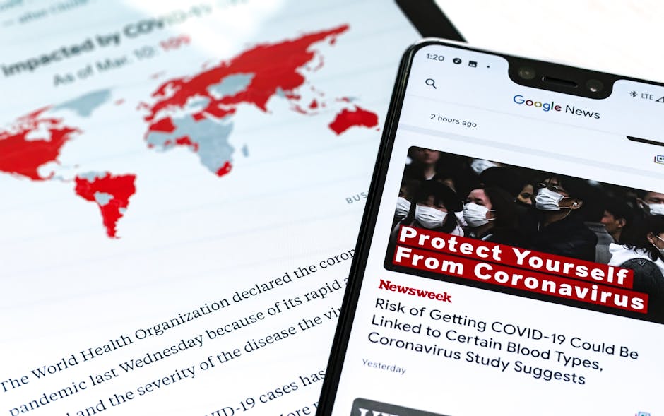 Smartphone con articolo Google News su Coronavirus e mappa mondiale contagi, focus su prevenzione e rischi COVID-19