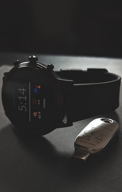 Orologio smart Fossil nero e caricatore USB, metafora del cambiamento e dell'evoluzione diagnostica nel DSM 5 rispetto al DSM 4.