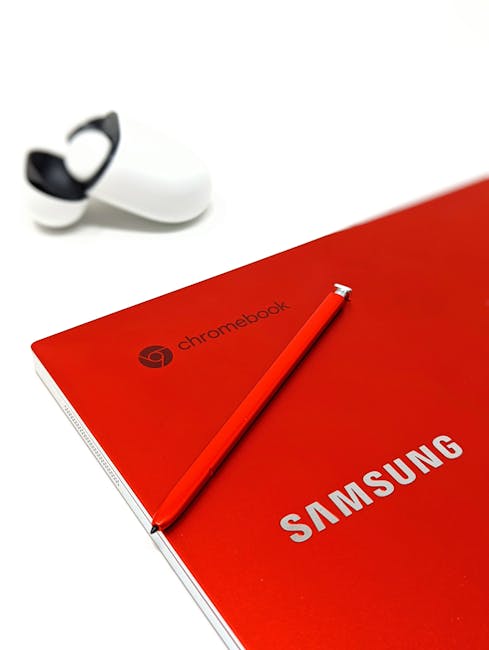 Chromebook Samsung rosso con pennino e auricolari wireless, ideale per la didattica digitale nelle scuole italiane tramite convenzione Consip.