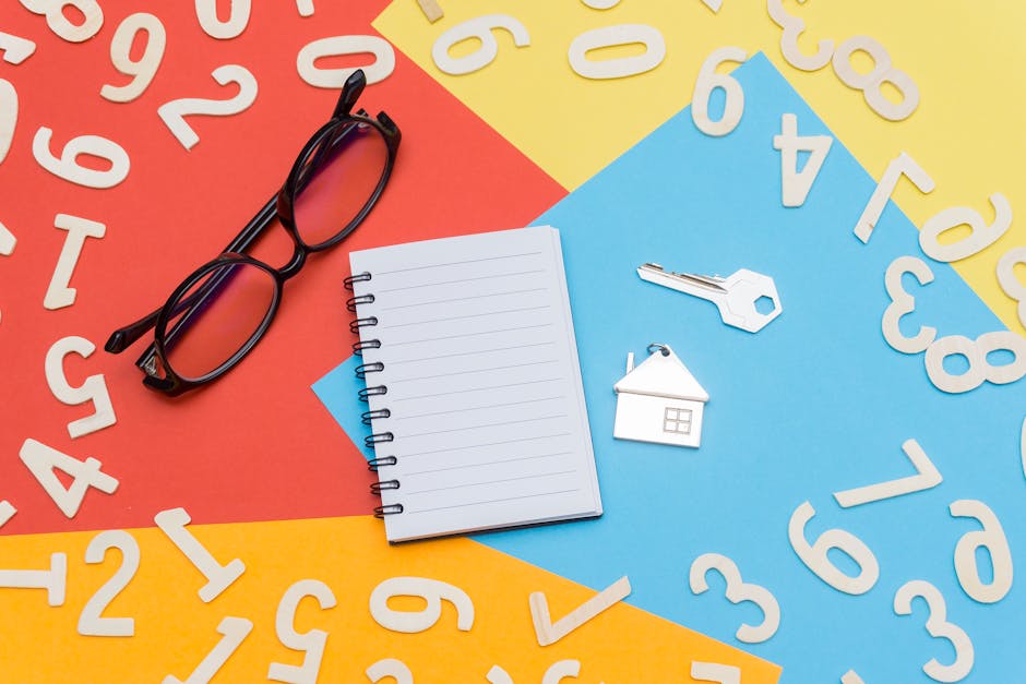 Ripetizioni di matematica: occhiali, numeri sparsi, quaderno e chiave per sbloccare la comprensione e l'amore per i numeri.