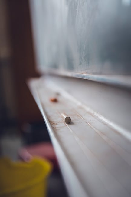 Gessetti sulla lavagna: immagine simbolica per la guida su come diventare docente nella scuola secondaria di secondo grado