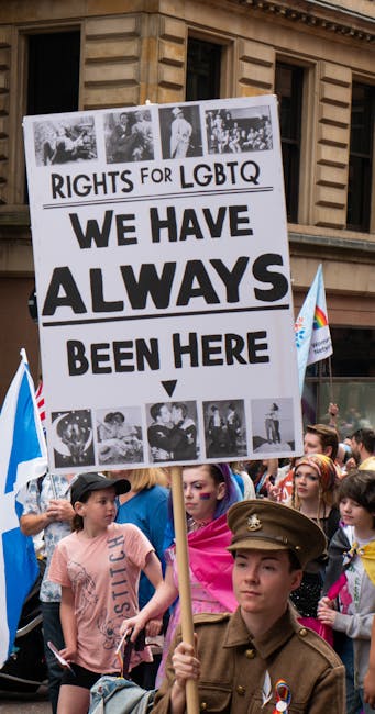 Manifestazione per i diritti LGBTQ+ in Europa, persone sfilano con cartello Rights for LGBTQ We have always been here