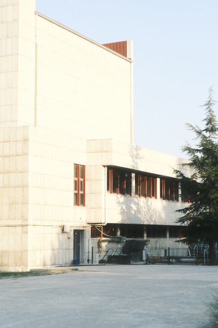Edificio del Politecnico di Milano con Amalia Ercoli Finzi, simbolo della promozione delle donne nelle STEM attraverso l'istruzione.