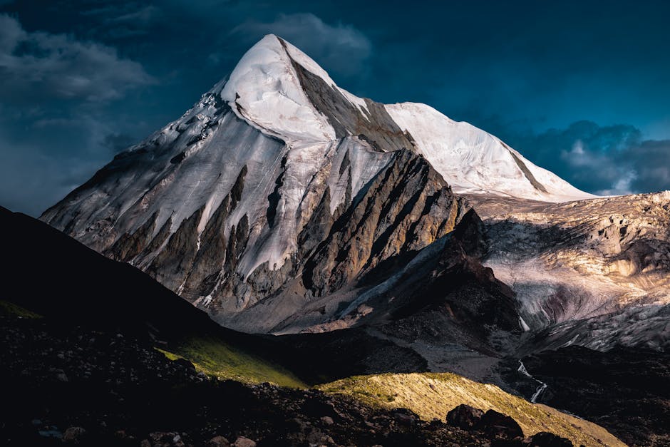Immagine evocativa di una montagna innevata, simbolo di bellezza e saggezza, ispirata agli aforismi di Oscar Wilde e alla sua ironia.