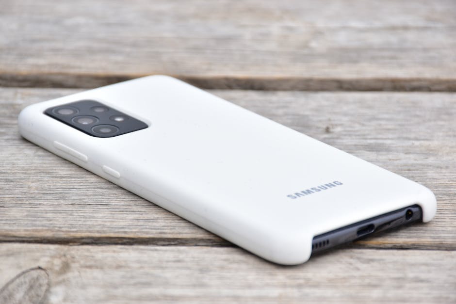Smartphone Samsung bianco con custodia protettiva, angoli arrotondati e design moderno, ideale per misurare angoli e applicazioni pratiche.