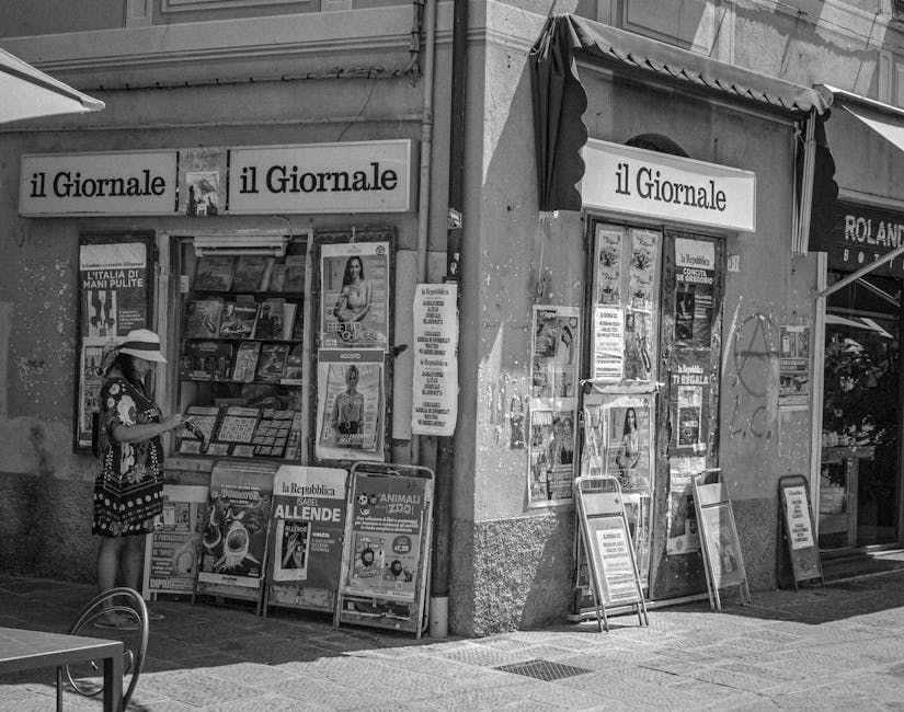 Edicola italiana in bianco e nero con giornali e riviste, atmosfera vintage che evoca l'Italia di Alberto Moravia.