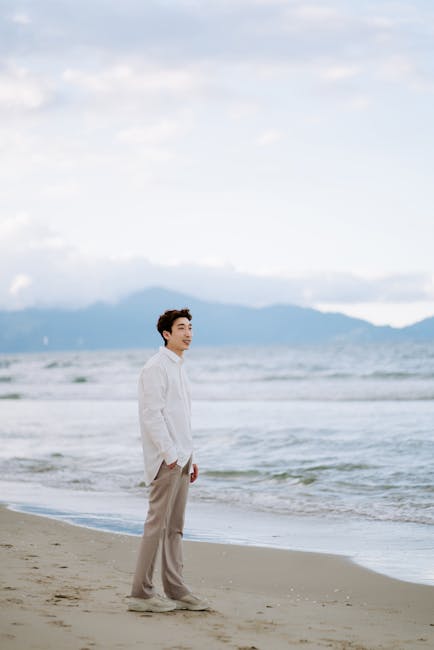 Uomo contemplativo sulla spiaggia: un'immagine di armonia tra uomo e natura ispirata alle Georgiche di Virgilio.