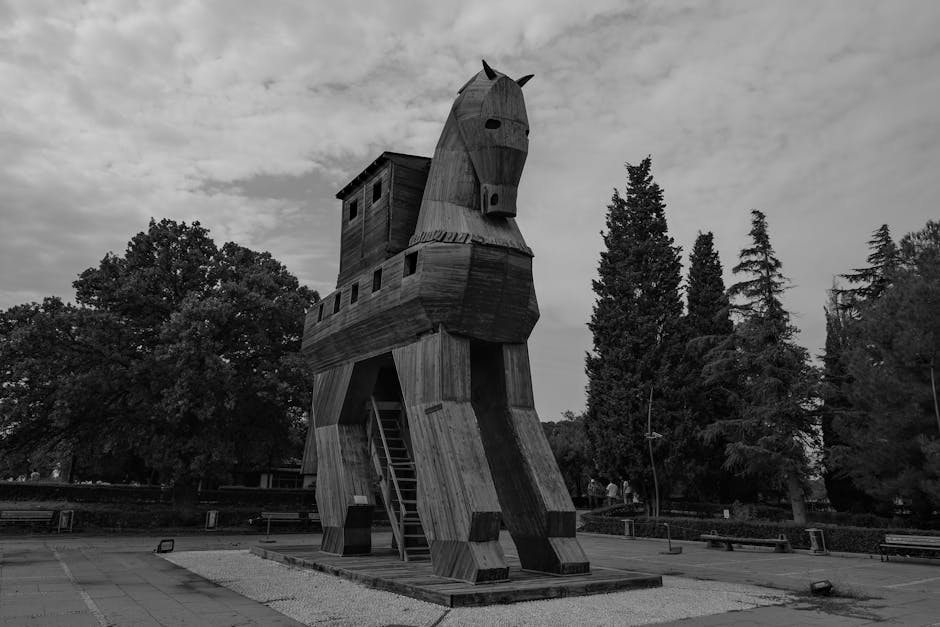 Cavallo di Troia in bianco e nero, simbolo iconico della città antica e del suo leggendario assedio, patrimonio storico e culturale unico.