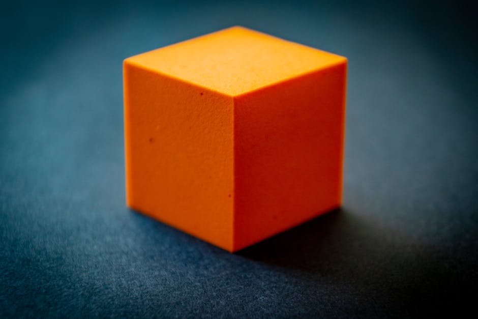 Cubo arancione che illustra il teorema dell'angolo esterno unico, evidenziando le relazioni angolari e le proprietà geometriche fondamentali.