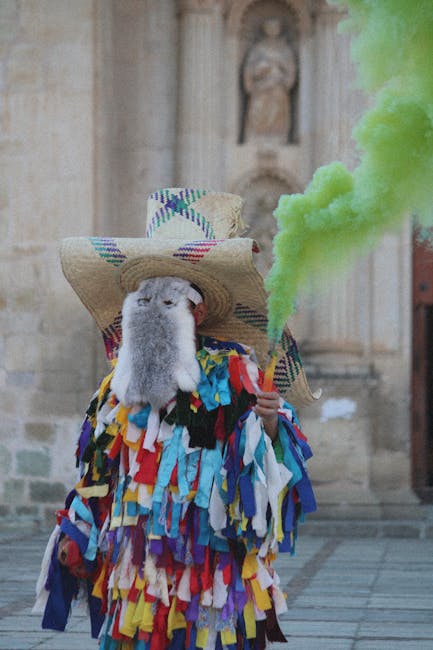 Figura mascherata con cappello di paglia e fumogeno verde, possibile riferimento a tradizioni culturali prussiane