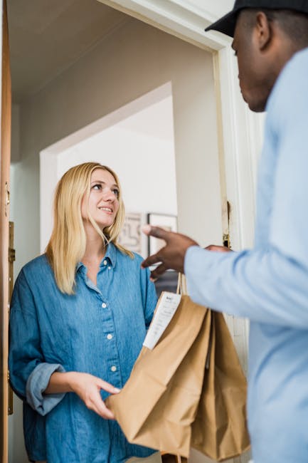 Donna bionda riceve ordine McDonald's a domicilio, espressione di convenienza e facilità nell'ordinazione online tramite app.